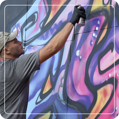 Artista pintando grafite